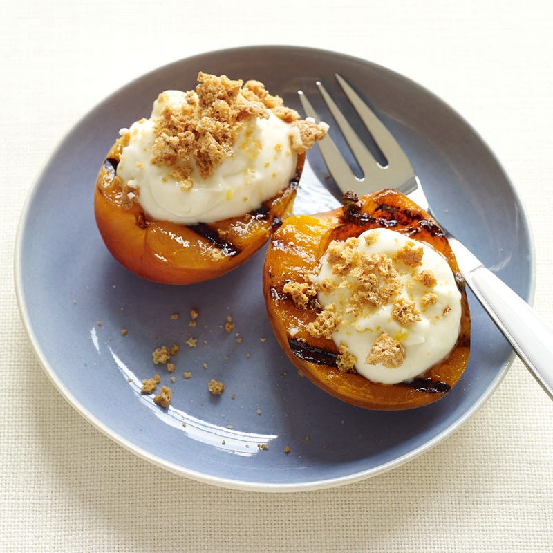 Photo de Abricots grillés accompagnés de biscuits et de crème par WW