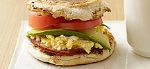 Sandwichs aux œufs, au bacon de dos, à l’avocat, et à la tomate