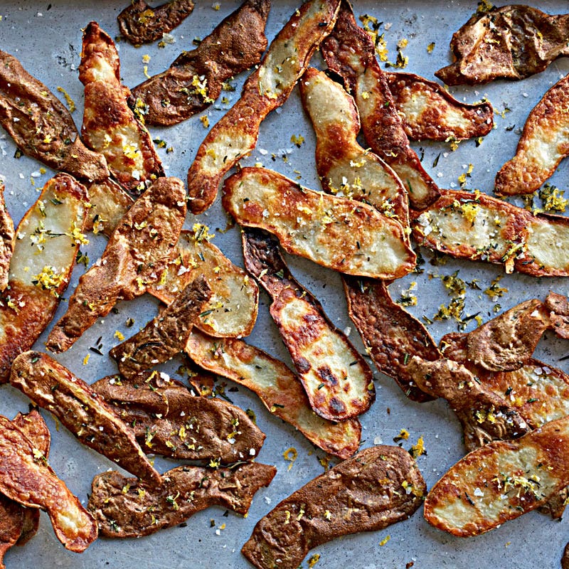 Photo de Croustilles de pelures de pomme de terre au romarin et au sel citronné par WW