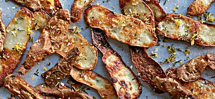 Croustilles de pelures de pomme de terre au romarin et au sel citronné
