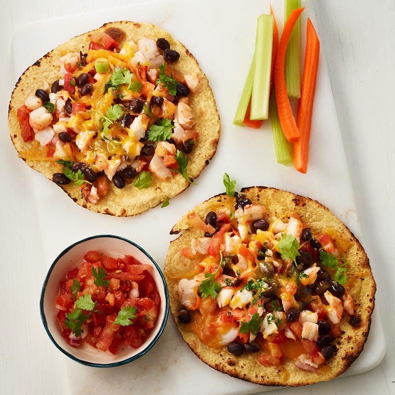 Tostadas aux crevettes et haricots noirs avec crudités et salsa
