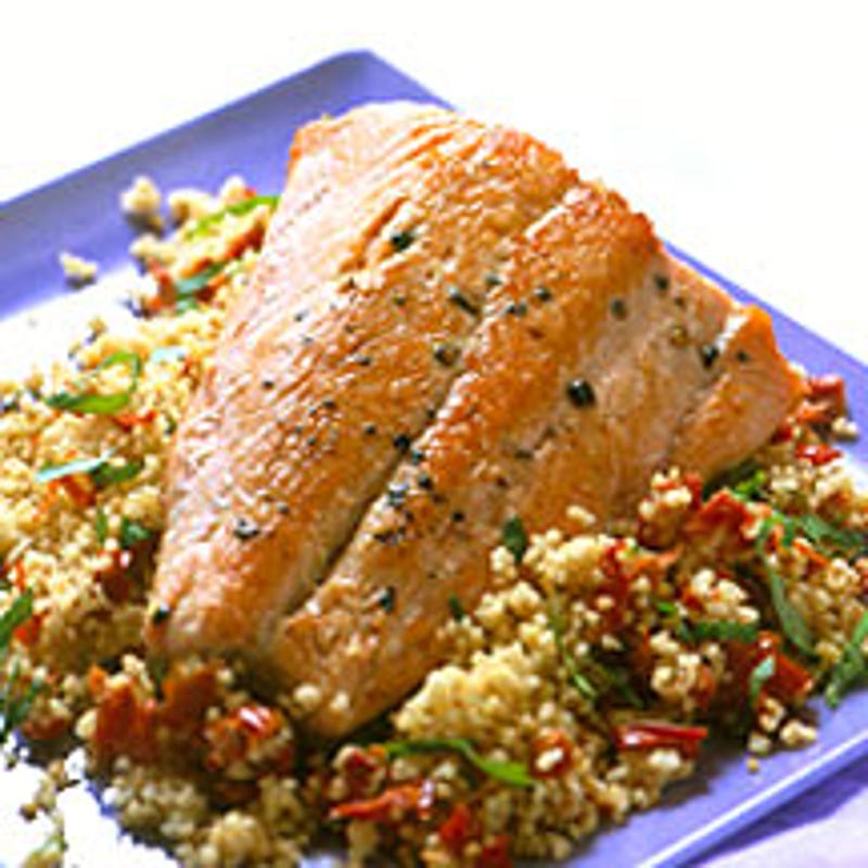 Photo de Saumon à panneaux avec couscous à la tomate séchée par WW