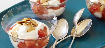 Parfaits à la prune avec yogourt et amandes