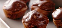 Bouchées de petits gâteaux à la cerise et au chocolat.