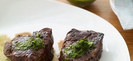 Filet de boeuf nappé de sauces aux herbes fraîches