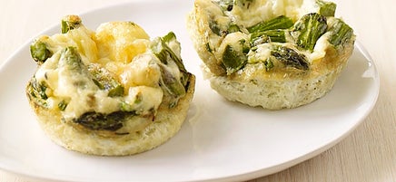 Petites quiches aux asperges grillées et au gruyère
