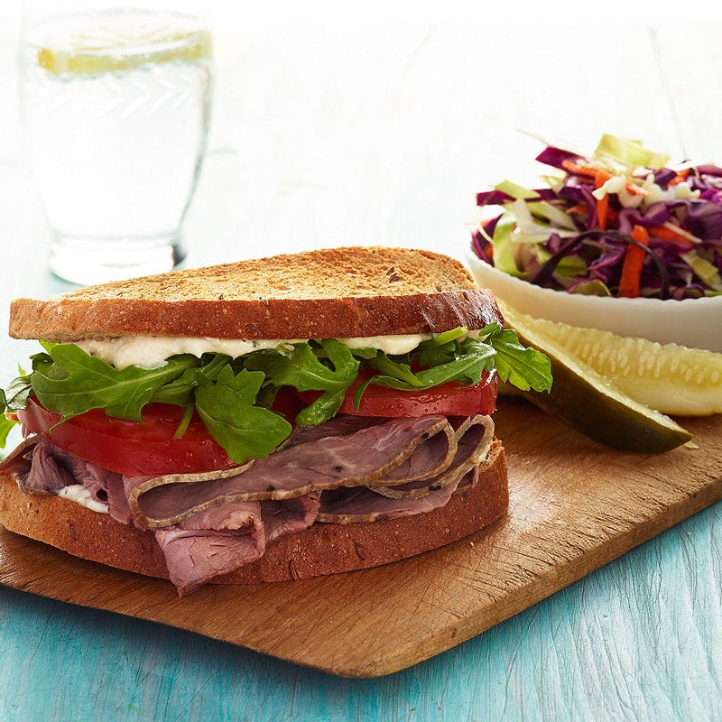 Sandwich au rôti de bœuf et salade de brocoli