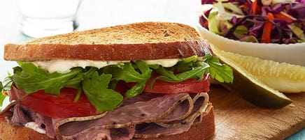 Sandwich au rôti de bœuf et salade de brocoli