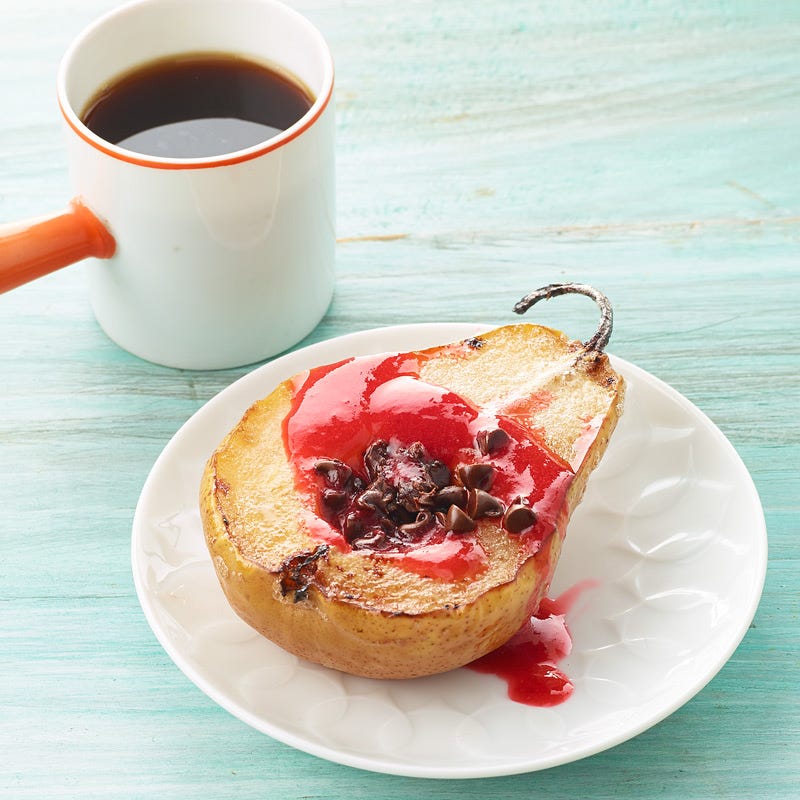 Poire cuite au four avec sirop de framboise et chocolat
