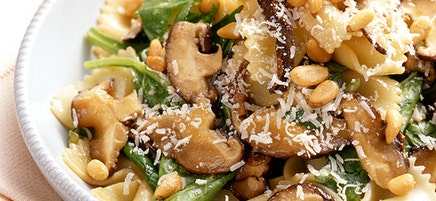 Pâtes avec champignons, épinards et noix de pin
