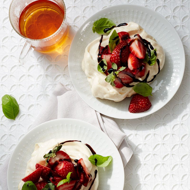 Photo de Nids de meringue vanille-basilic aux fraises par WW