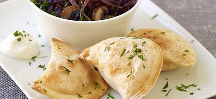 Pirojki croustillants avec chou, champignons et oignons sautés