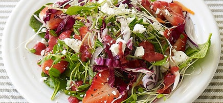 Salade de fraises et d’épinards avec vinaigrette au fromage de chèvre et aux framboises
