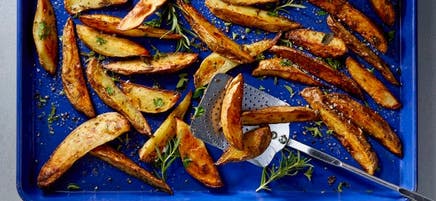 Quartiers de pommes de terre rôties aux fines herbes