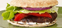 Burger de portobello grillé avec mayonnaise au basilic