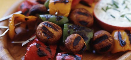 Pepper and Mushroom Kebabs with a Yogourt-Dill Dip