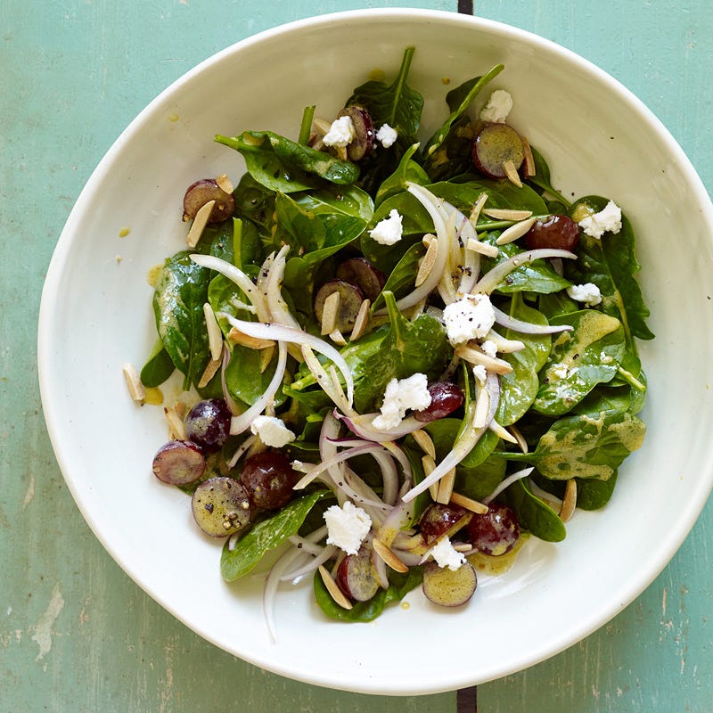 Photo de Salade d’épinards avec fromage de chèvre, raisins et vinaigrette moutarde-miel par WW