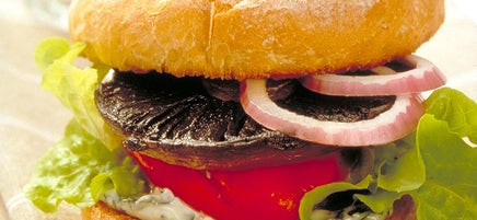 Burger de portobello grillé avec mayonnaise au basilic