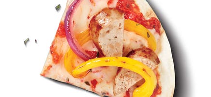Pizza grillée à la saucisse au poulet, aux oignons et aux poivrons