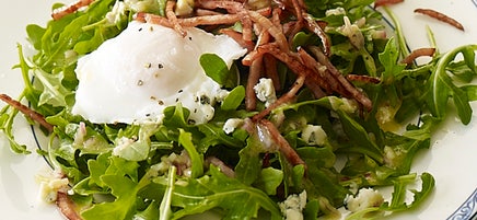 Salade de roquette avec bacon de dos croustillant, fromage bleu et œuf