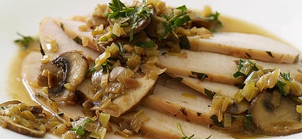 Poitrine de dinde rôtie avec poireaux caramélisés et champignons