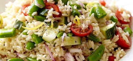 Salade de riz brun aux tomates et aux pois sucrés