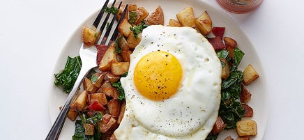 Poêlée de pommes de terre rouges avec chou frisé et bacon