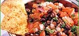 Salsa aux haricots noirs avec croustilles cuites au chili