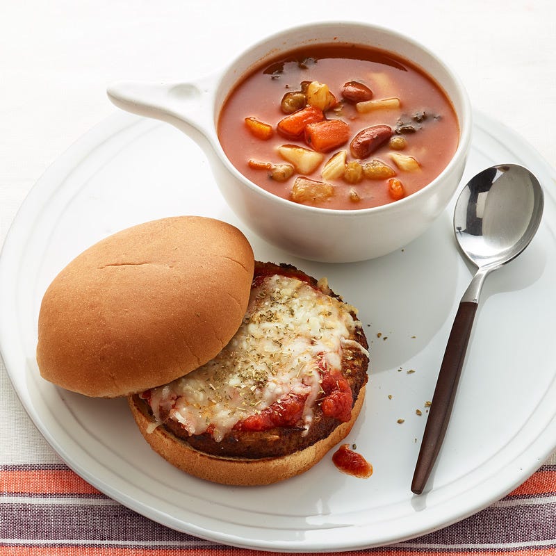 Photo de Hamburger végétarien et soupe minestrone en conserve par WW