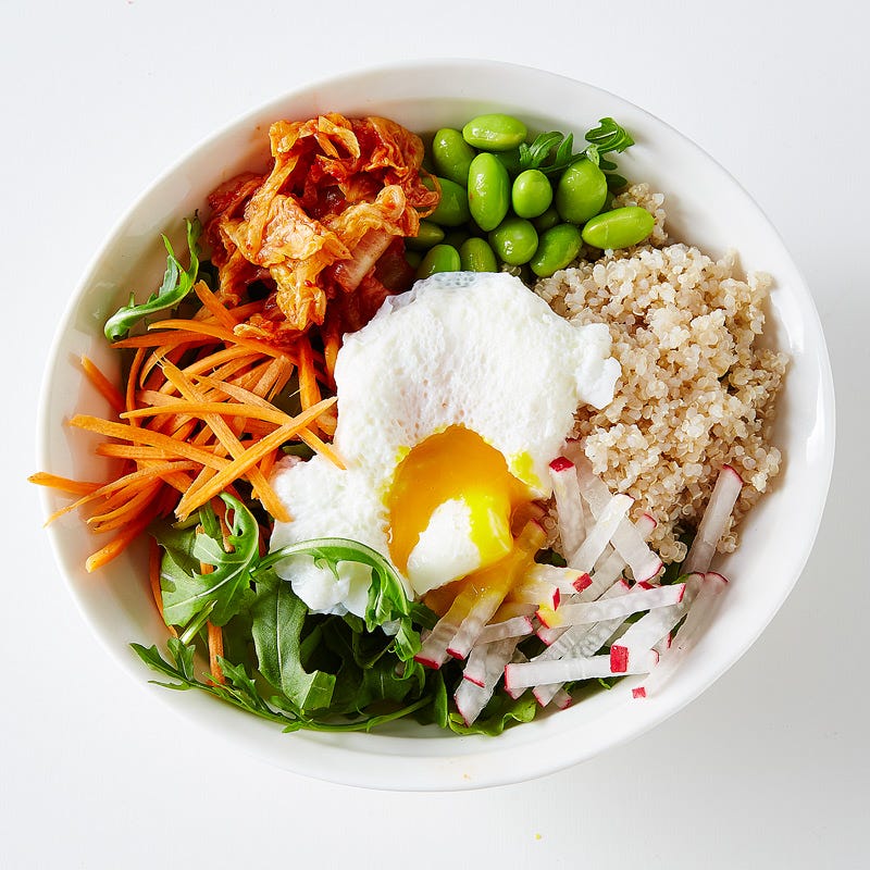 Bol de fèves de soya vertes et de quinoa avec un œuf poché