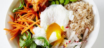 Bol de fèves de soya vertes et de quinoa avec un œuf poché