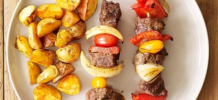 Brochettes de bœuf aux épices espagnoles accompagnées de pommes de terre rôties au paprika fumé