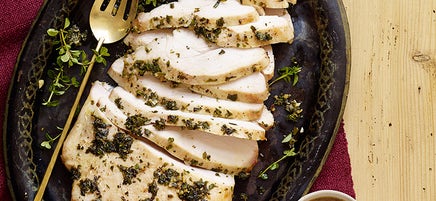 Poitrine de dinde aux fines herbes à la sauce au vin