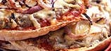 Pizza pita à l'aubergine rôtie et au fontina