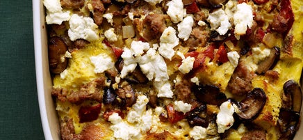 Strata salée avec saucisse de dinde, poivrons grillés et fromage de chèvre