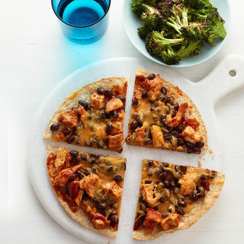 Pizza au poulet barbecue avec brocoli grillé