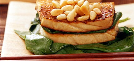 Tofu grillé avec l'ail avec bette à cardes et pignons