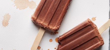 Sucettes glacées chocolatées au yogourt grec