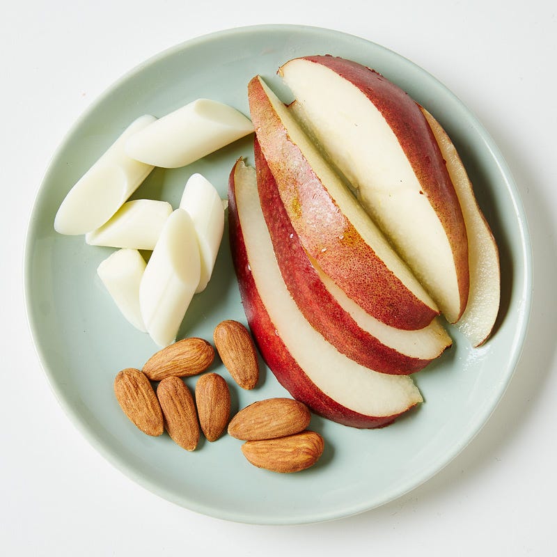 Assiette de fruits, de fromages et de noix