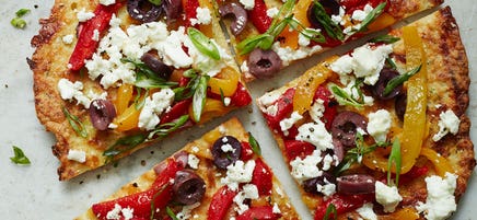 Pizza à la croûte de chou-fleur avec feta, poivrons grillés et olives