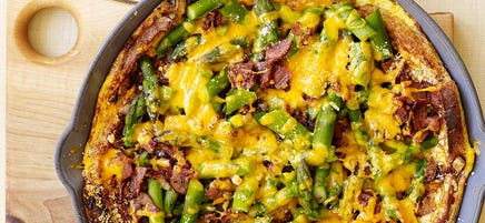 Strata aux asperges, au bacon et au fromage