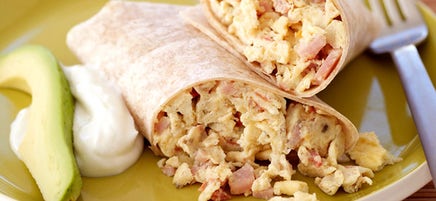 Burritos aux œufs et au bacon pour le déjeuner