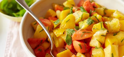 Salade de fruits tropicaux à la lime et à la menthe