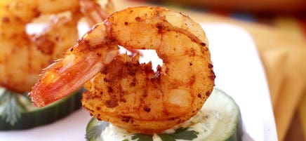 Spicy shrimp rounds with cilantro-mayo