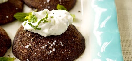 Burgers de portobello aux épices marocaines avec raïta aux concombres