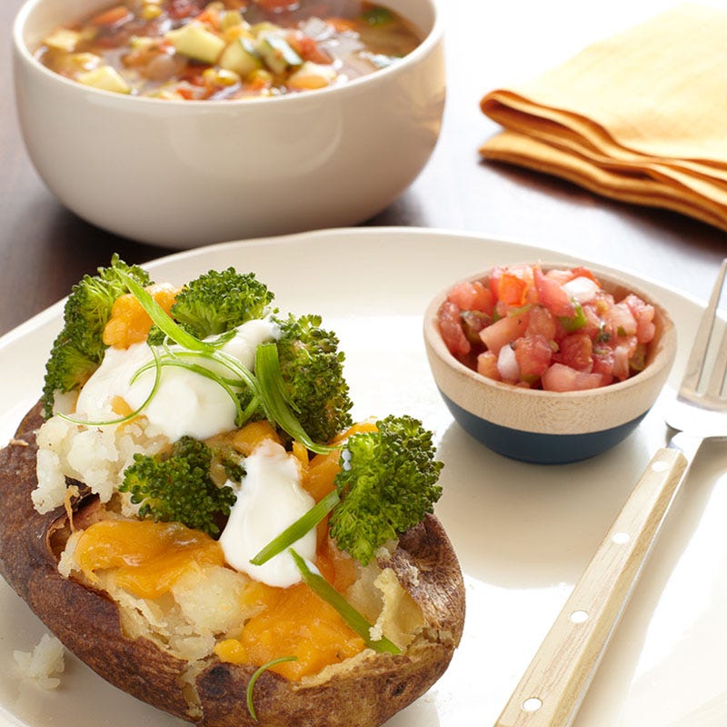 Photo de Pomme de terre au four farcie avec soupe aux légumes par WW