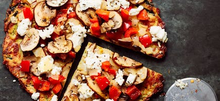 Pizza à la croûte de courgette et au fromage de chèvre pour les amateurs de légumes