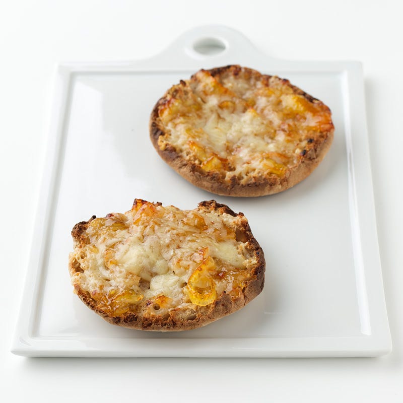 Muffin anglais avec marmelade et fromage au goût relevé