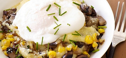 Polenta crémeuse au maïs et aux champignons avec un œuf poché