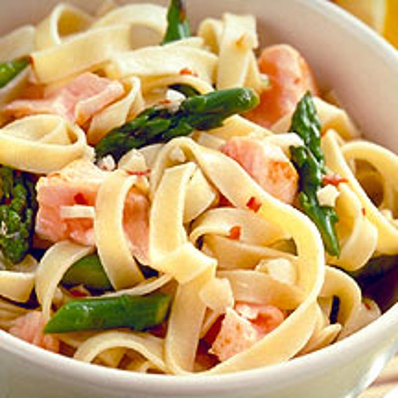 Photo de Fettucine au saumon et aux asperges par WW